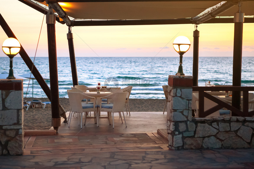 海洋和解日落时旅行概念和期待已久的度假天鹅绒季节在沙海滩空咖啡厅入口自然图片