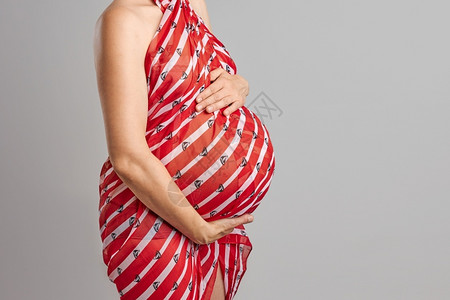 关心等待怀孕妇女触摸肚子的直截了当背景怀孕期望母概念孕妇抚摸肚子中段图片