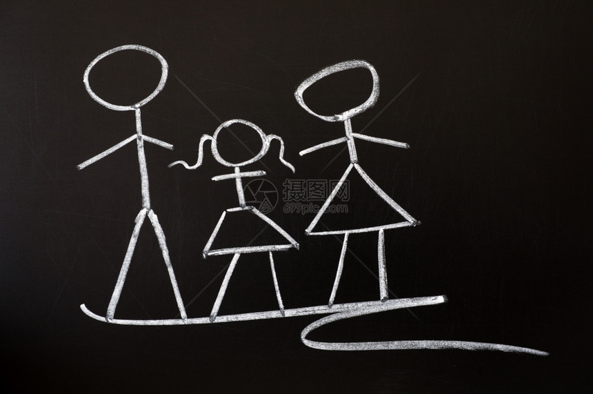 随意的幸福家庭在黑板上画成粉笔母亲白色的图片