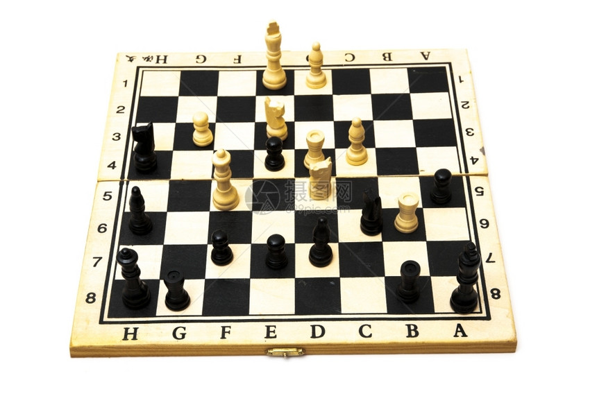 在白背景下象棋播放木制的战争思维图片