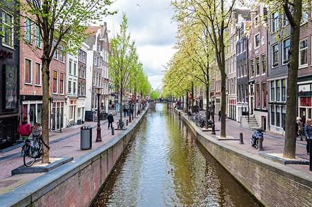 典型的阿姆斯特丹建筑在春天荷兰导航水图片