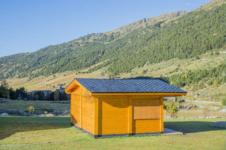 山岳中荒野场景图片