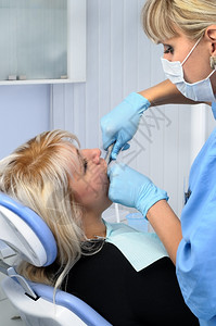 牙科医生给病人治疗牙齿图片