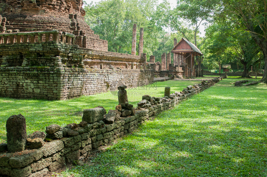 泰国Sukhothai省SiSatchanalai历史公园古老的礼拜城市亚洲生活寺庙图片