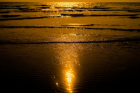 海面上倒映的夕阳图片