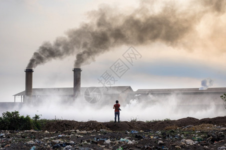 力量损害生态烟囱和工业废物中的黑烟和工业废物产生的气污染造成空图片