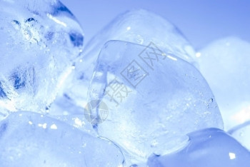 水晶砖冰冷透明蓝色背景中的堆叠自然设计图片