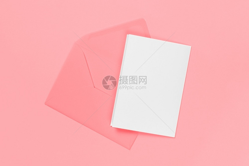 办公室空白卡与粉红色信封隔离在蓝背景模板或拟横幅与复制空间白卡与粉红色信封隔离在蓝背景模板或拟横幅与复制空间写作邮资图片