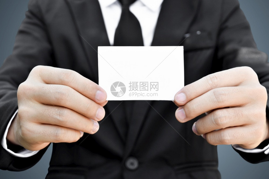 营销象征空的在黑西装Idea上展示一张白纸的商人以获得业信用卡或访客图片