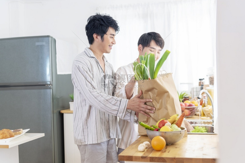 准备新鲜蔬菜让有机沙拉健康食物成为有机沙拉健康食品亚洲人快乐的时光微笑在厨房里LGBTQ关系生活方式概念笑声Georgan人们男图片
