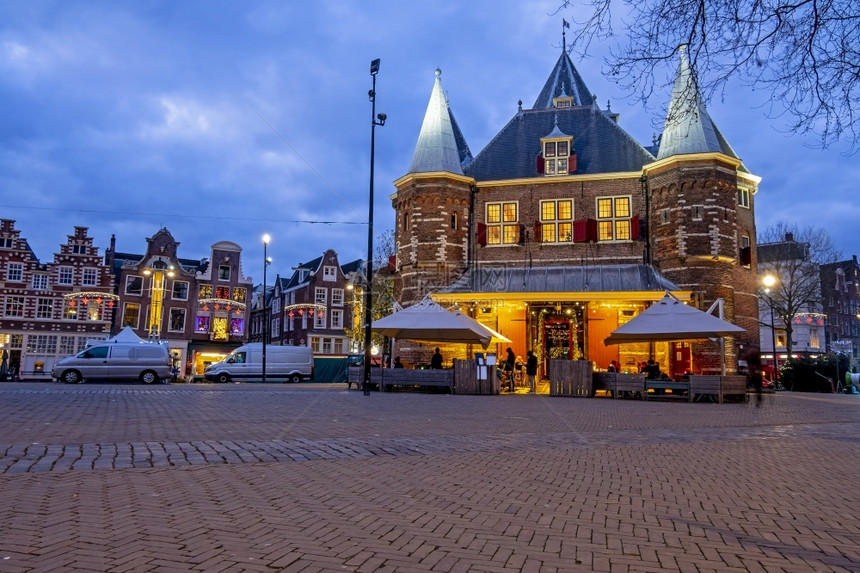 老的新在阿姆斯特丹Nieuwmarkt圣诞节日落时与阿姆斯特丹Waag大楼镇图片