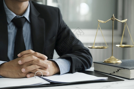 法律服务建议司法和律概念办公室里的男律师有黄铜刻度判决正义规模图片