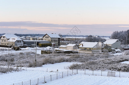 晴天外部村里冬的黎明村庄里早冻清晨霜冬季蓝色的图片