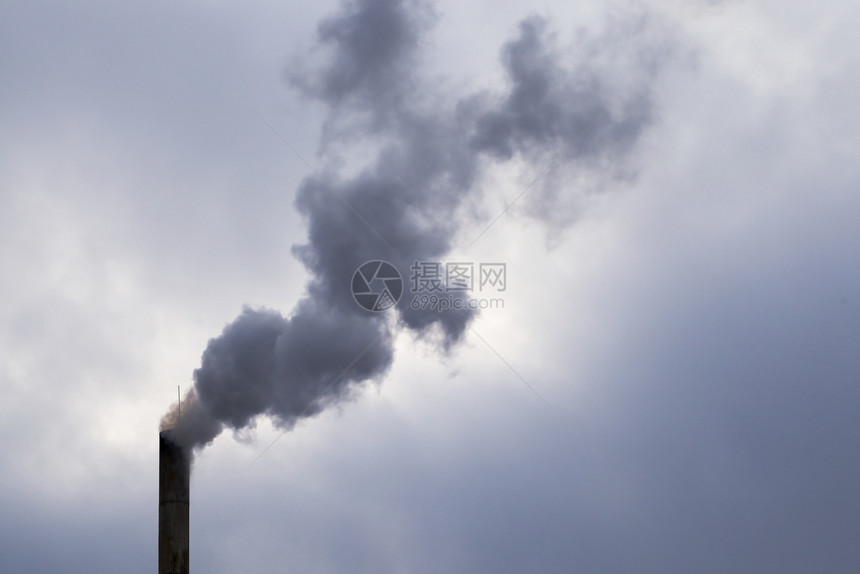 源自工业金属管道来自燃烧料微薄工业烟管的黑雾产生金属钢管烟囱黑暗的天空图片