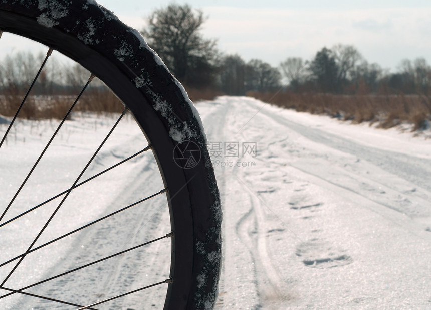 霜健康冬天骑自行车雪地里的自行车轮子冬天骑自行车胎图片