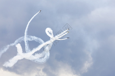 小飞机允许在空气中抽烟显示空气杂技表演者运动天空温度图片