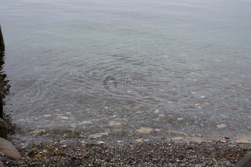 用鹅卵石在海岸上的水波纹用小鹅卵石在海滩上的水波纹茶点有质感的海浪图片