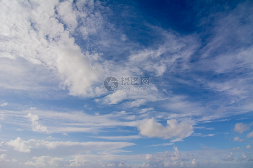 对角线引擎抽象的蓝色天空中云彩图片