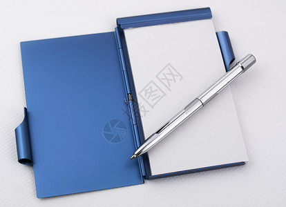 蓝色笔记本和笔图片