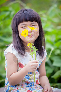 手拿花束的女孩图片