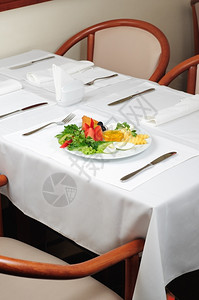 以白桌布为食用餐巾提供的浅度健康早餐美味的蜜糖番茄图片