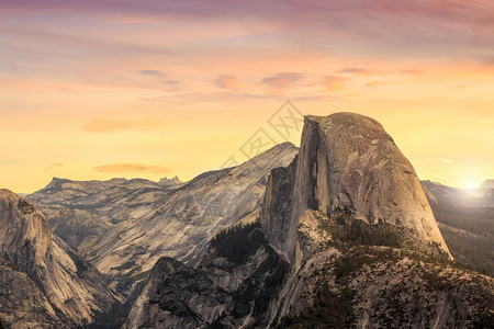 俯瞰美国加利福尼亚州日落Yosemite公园的美景丽圆顶图片
