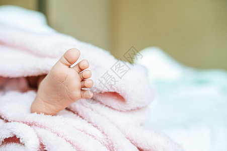 男生白种人毯子上新生婴儿脚腿图片