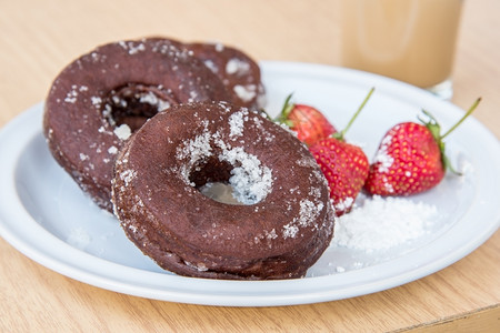 薄荷早餐糖巧克力甜圈新鲜草莓和冰咖啡面包店图片