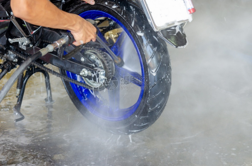 自行车打扫洗摩托的高压水冲式骑图片