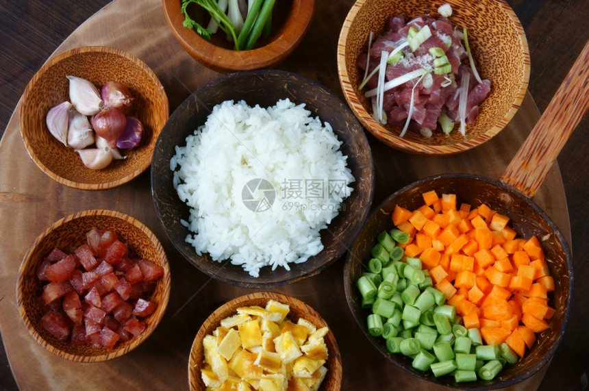 吃越南的食物炒米饭美味的亚洲饮食胡萝卜原料煮饭肉蛋香肠洋葱大蒜丰盛的胆固醇卡路里油图片
