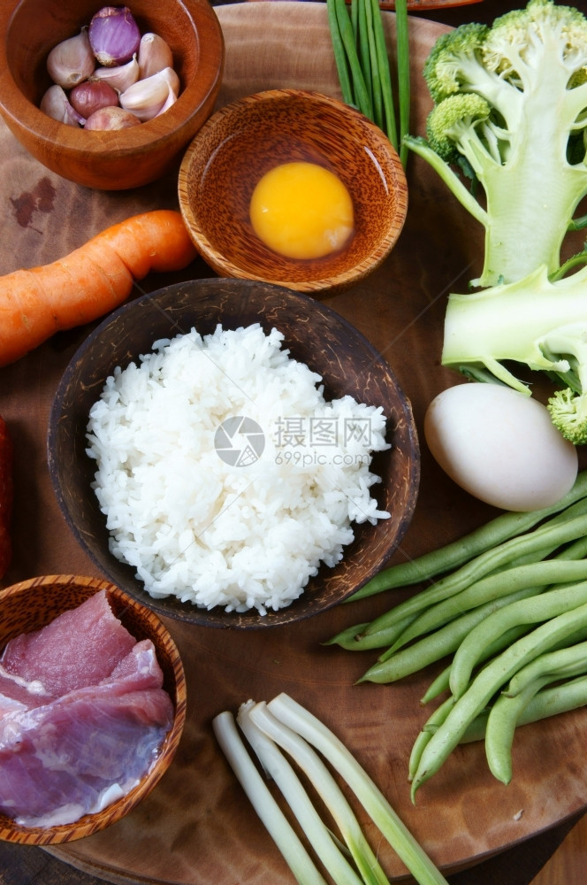 越南食物炒米饭美味的亚洲饮食胡萝卜原料煮饭肉蛋香肠洋葱大蒜丰盛的胆固醇卡路里亚洲人一顿饭富有的图片