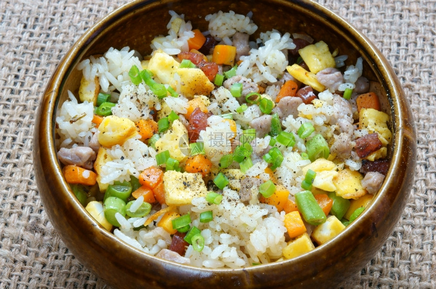 吃碗材料越南食物炒米饭美味的亚洲饮食胡萝卜原料煮饭肉蛋香肠洋葱大蒜丰盛的胆固醇卡路里图片