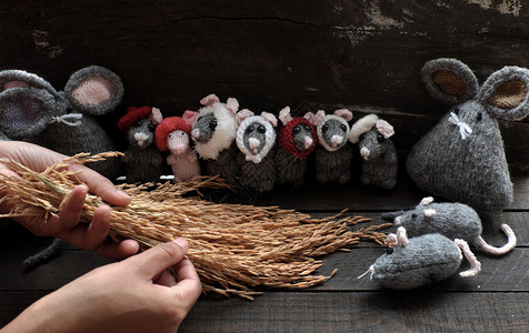 黑木明纱人类微小的玩具妇女手握着稻田和喂养群可爱的灰老鼠和小的草皮黑木本底是手工编织自艺由时间缝线的手工制品编织背景