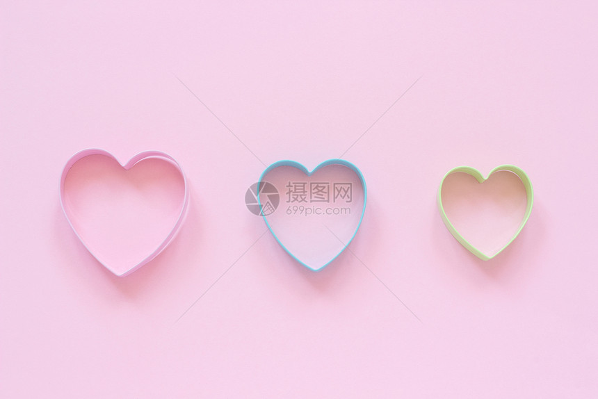 形式准备有色3个彩剪裁者饼干在糊贴粉红背景上的心脏形状概念ValentinersquosCard顶视图复制空间用于文本彩色剪裁者图片