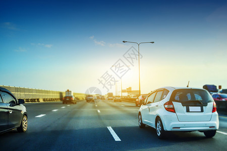车辆公路上的汽驾驶公路上的汽和日落背景运输沥青银图片
