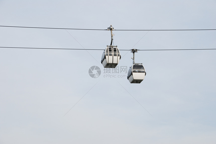铁路电传缆葡萄牙里斯本公园的两辆现代缆车图片