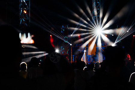 聚会在音乐的观众彩色灯光和音乐趣迪斯科舞蹈图片