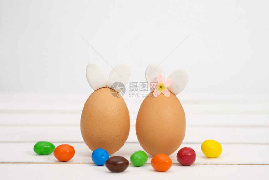 脸蛋壳自然复活节鸡蛋是一个快乐的节日选择焦点有抄写空间图片