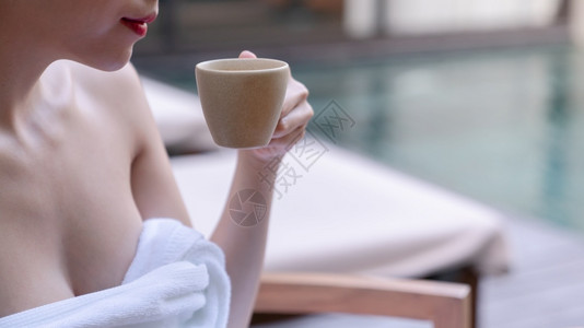 肉欲近身感女人的乳房喝着咖啡一杯肖像模型图片