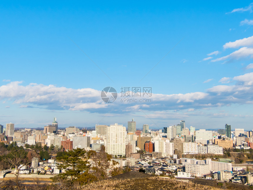 阳光冷冻公园日本城市从山上以蓝天逃离图片