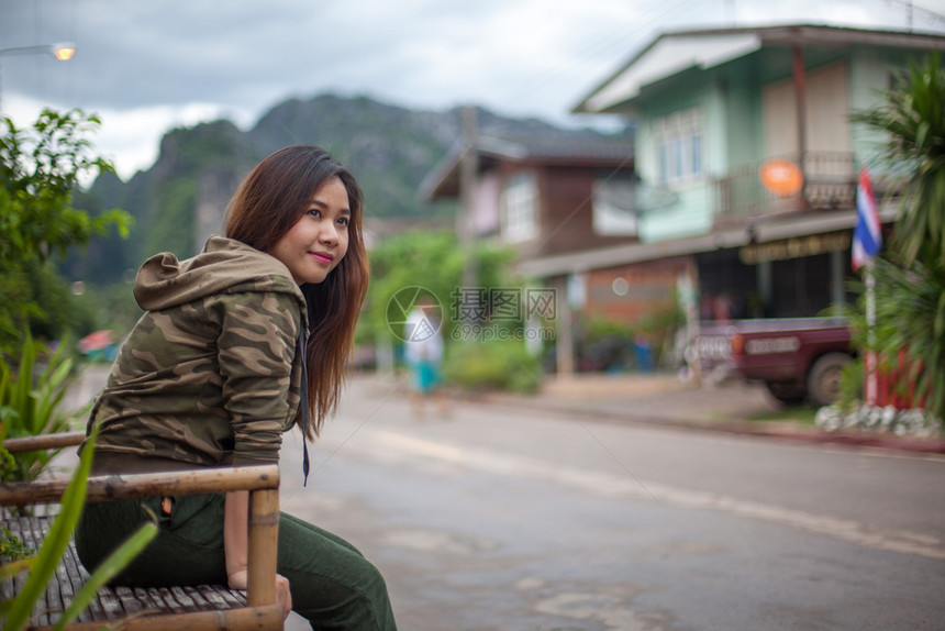 泰国路边美丽的亚洲年轻女子肖像家快乐图片