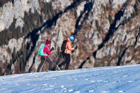 爬游览晴天几个女孩在雪上运动散步时在雪上图片