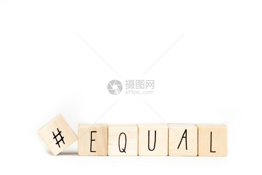 人类多样迹象带有标签的木制立方体和白色背景上孤立的平等一词别平等符号和社交媒体概念关闭图片