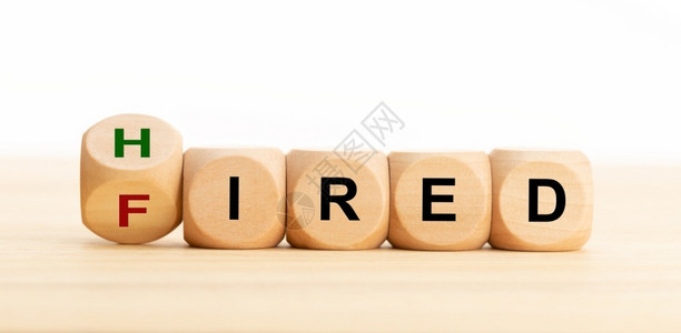 员工申请人经理木环区块在表格上有文字的就业或商概念图片