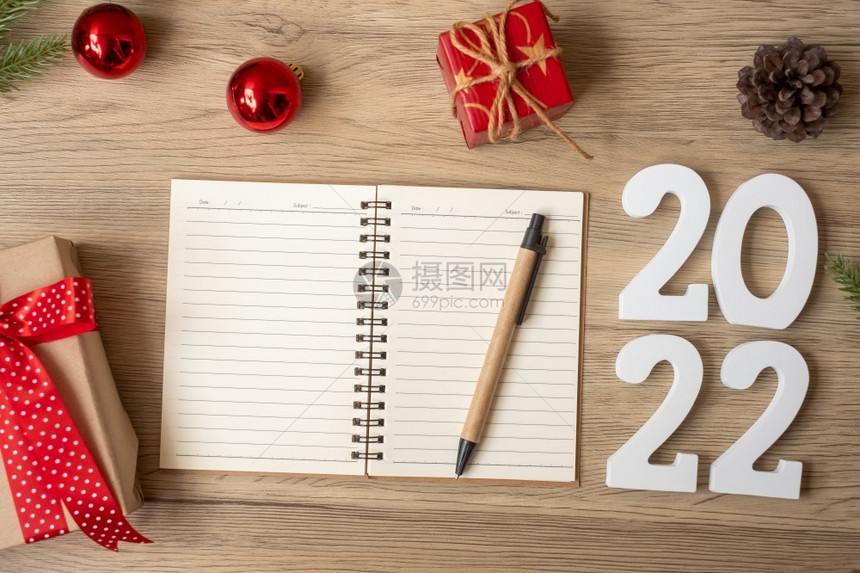 未来冬天20年新有笔记本圣诞礼物和在木桌X马新年快乐目标决议列出开始战略和计划概念机会图片