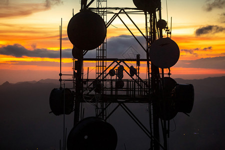 沟通发射机山顶黎明时分的电信发射塔山顶黎明时分的电信发射塔视图片