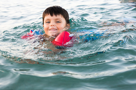 孩子在海中游泳图片