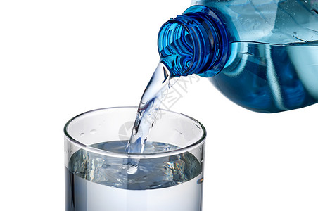 净化的满倒进玻璃杯水和塑料瓶隔离在白色背景上倒进玻璃杯的水寒冷图片