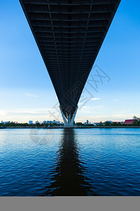 支柱建筑学一种横跨大水面的桥梁向蓝色天空反射城市大楼对面图片