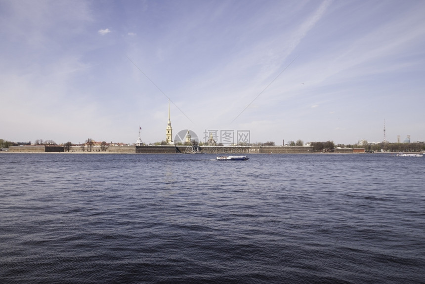 夏天蓝色的镇2015年月8日俄罗斯圣彼得堡和保罗堡垒对海滨的观察图片